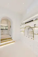 미니멀 화이트 톤의 프리미엄 향수 부티크 매장